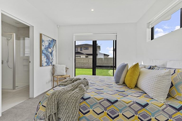 Photo of property in 28 Pepene Avenue, Takanini, 2112