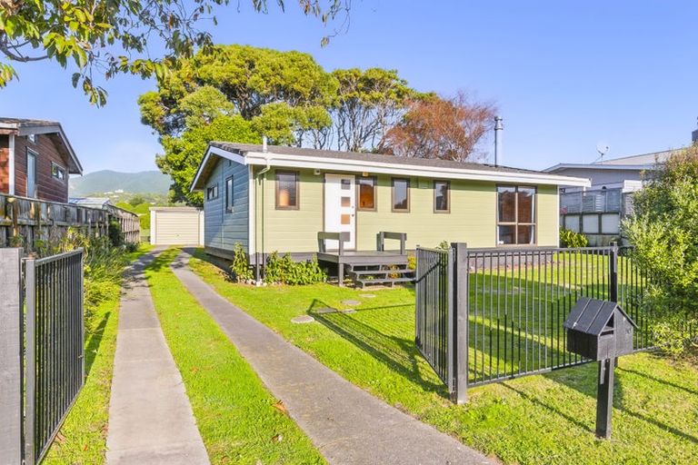 Photo of property in 10 Nugget Grove, Raumati Beach, Paraparaumu, 5032