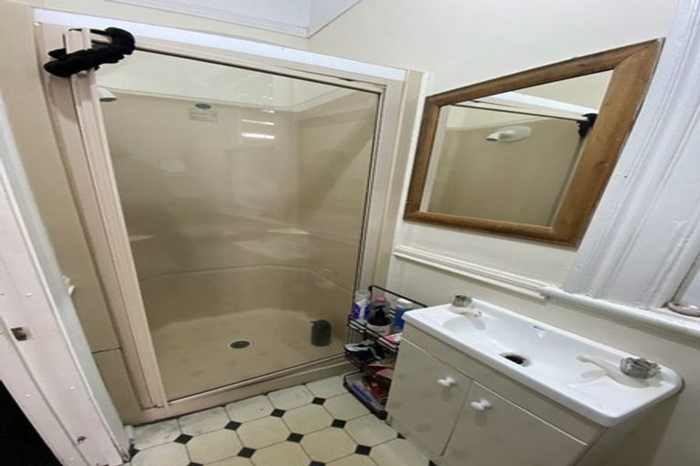 Photo of property in 2a Russell Terrace, Newtown, Wellington, 6021