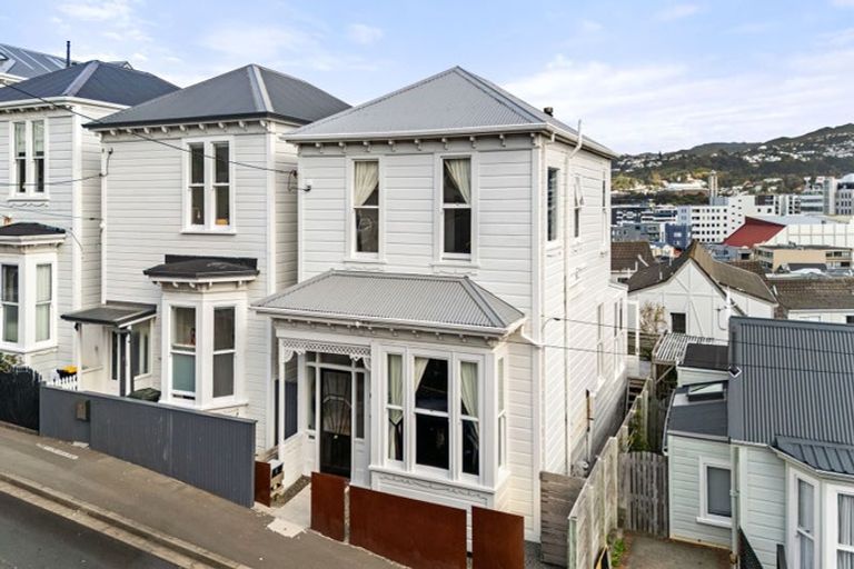 Photo of property in 66 Roxburgh Street, Mount Victoria, Wellington, 6011