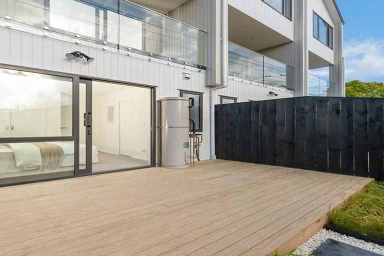 Photo of property in 2/113 Te Atatu Road, Te Atatu South, Auckland, 0610