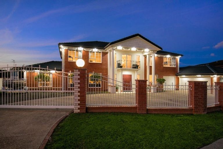 Photo of property in 18 Mansion Court, West Harbour, Auckland, 0618