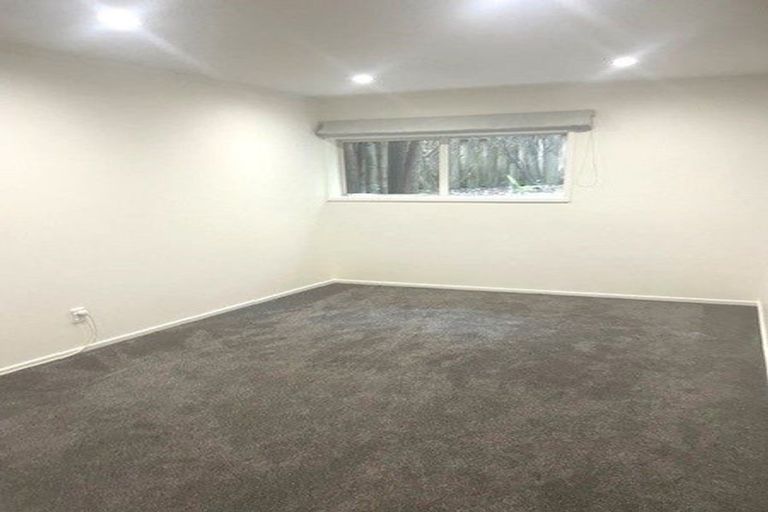 Photo of property in 2/8 Sandown Road, Rothesay Bay, Auckland, 0630