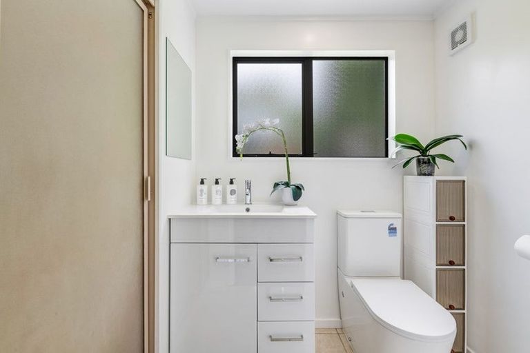 Photo of property in 2/20 Bronzewing Terrace, Unsworth Heights, Auckland, 0632