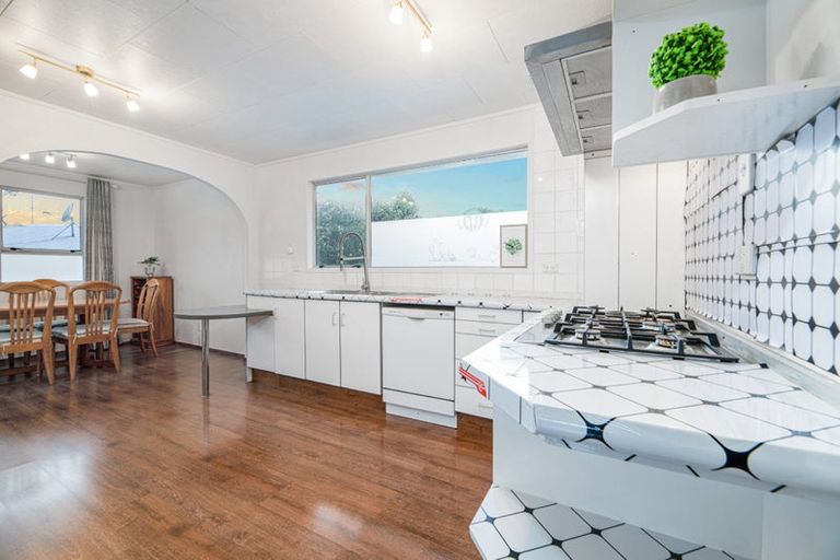 Photo of property in 72 Reynella Drive, Massey, Auckland, 0614