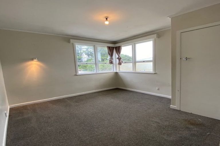 Photo of property in 27 Royal View Road, Te Atatu South, Auckland, 0610
