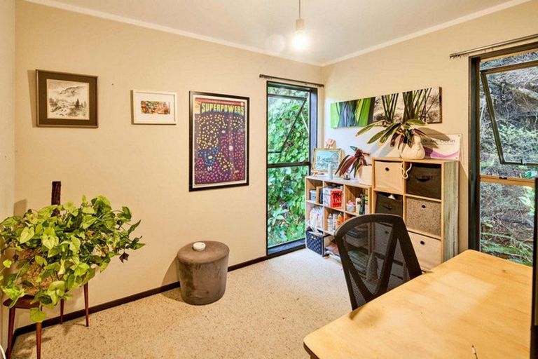 Photo of property in 9 Kenef Road, Paremata, Porirua, 5024