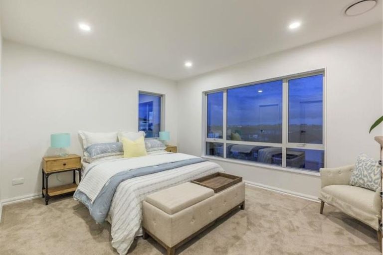 Photo of property in 10 Ian Gordon Lane, Orewa, 0931