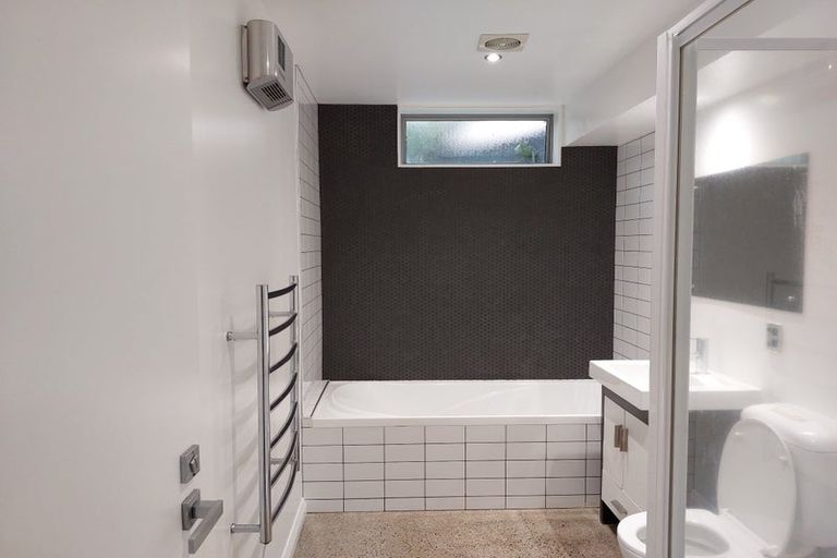 Photo of property in 21 Kopiko Way, Brooklyn, Wellington, 6021