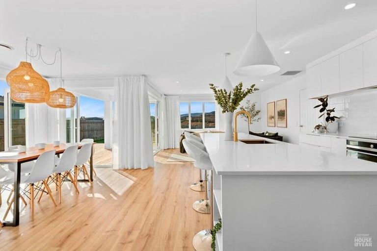 Photo of property in 6 Campbell Place, Marton, 4710