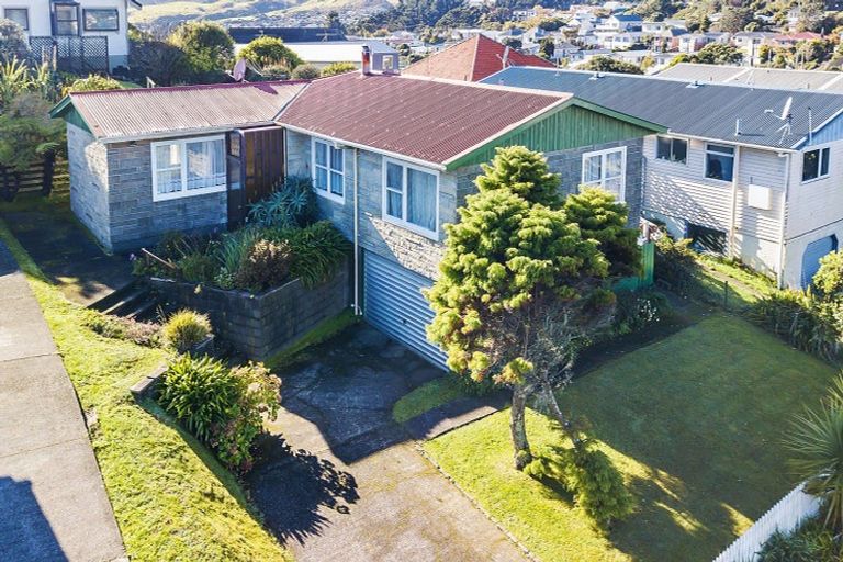 Photo of property in 16 Stewart Drive, Newlands, Wellington, 6037