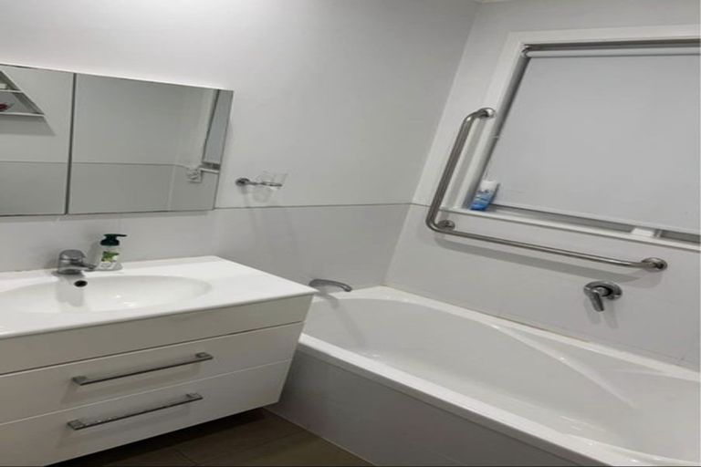 Photo of property in 2 Lowtherhurst Road, Massey, Auckland, 0614