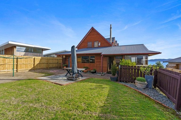 Photo of property in 128 Seaview Road, Paraparaumu Beach, Paraparaumu, 5032