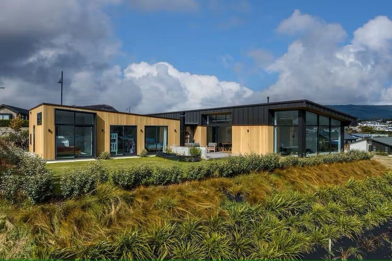 Photo of property in 11 Kereru Crescent, Wanaka, 9305