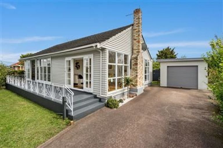 Photo of property in 2/104 Coronation Road, Hillcrest, Auckland, 0627