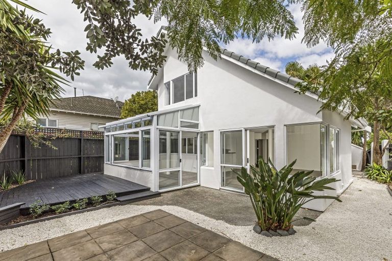 Photo of property in 2/20 Norwood Road, Bayswater, Auckland, 0622