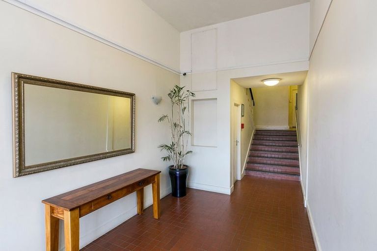 Photo of property in Endeavour Apartments, 18/125u Thorndon Quay, Pipitea, Wellington, 6011