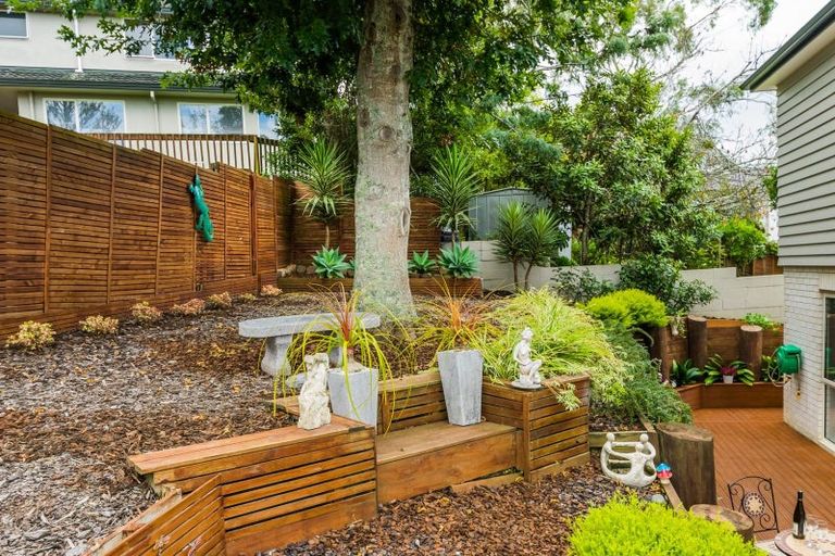 Photo of property in 32 Becroft Drive, Forrest Hill, Auckland, 0620