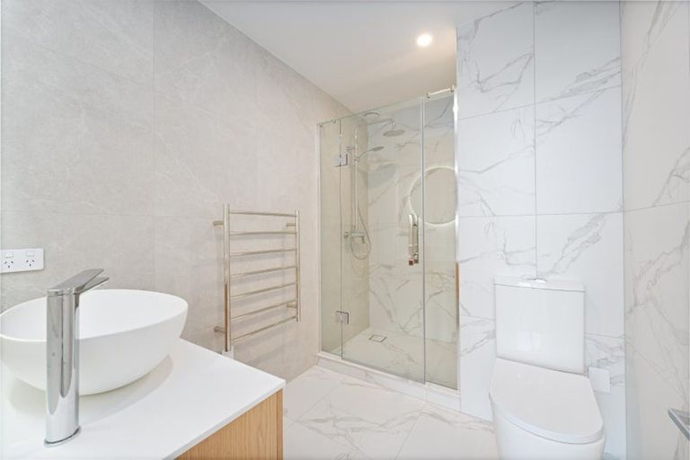 Photo of property in 27a Dawnhaven Drive, Te Atatu Peninsula, Auckland, 0610