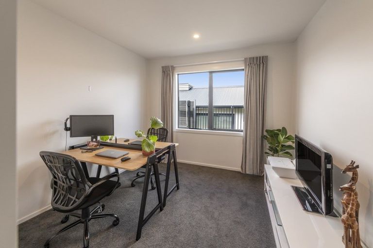 Photo of property in 23 Promontory Crescent, Newlands, Wellington, 6037