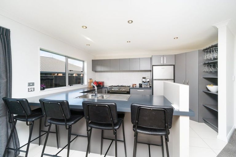 Photo of property in 26 Chestnut Close, Kelvin Grove, Palmerston North, 4414
