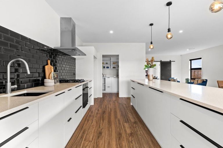 Photo of property in 42 Sardinia Grove, Fitzherbert, Palmerston North, 4410