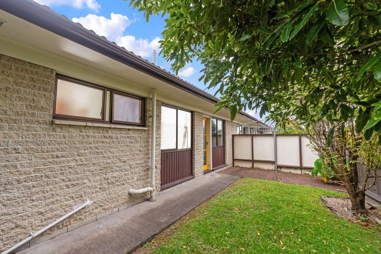 Photo of property in 2/13 Frank Evans Place, Henderson, Auckland, 0610