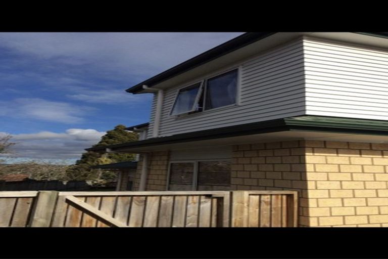 Photo of property in 1/10 School Road, Te Atatu South, Auckland, 0610