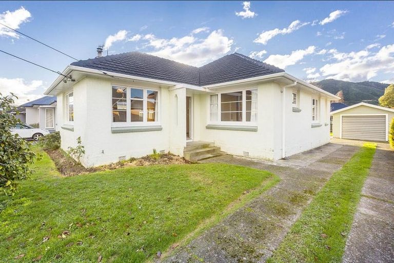 Photo of property in 36 Oxford Crescent, Ebdentown, Upper Hutt, 5018