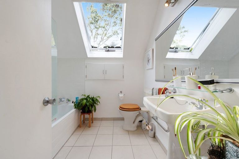 Photo of property in 16 Plymouth Street, Karori, Wellington, 6012