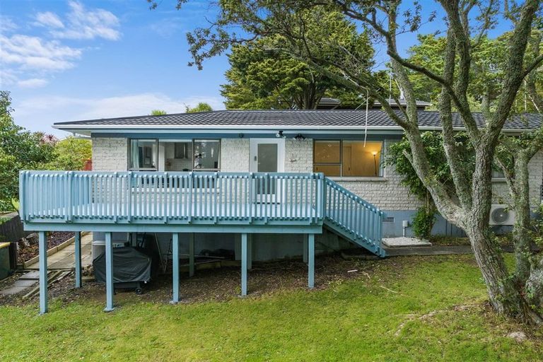 Photo of property in 2/8 Tusac Place, Totara Vale, Auckland, 0627