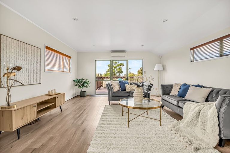 Photo of property in 2/267 Glenfield Road, Hillcrest, Auckland, 0627