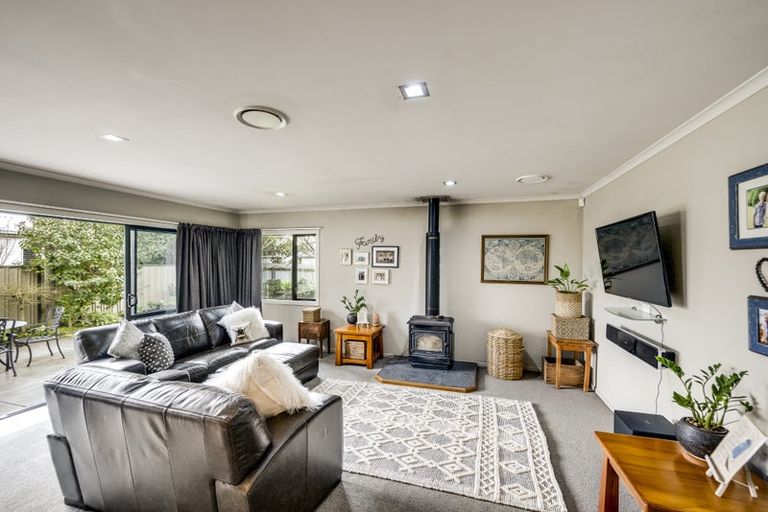 Photo of property in 17 Newbury Place, Taradale, Napier, 4112