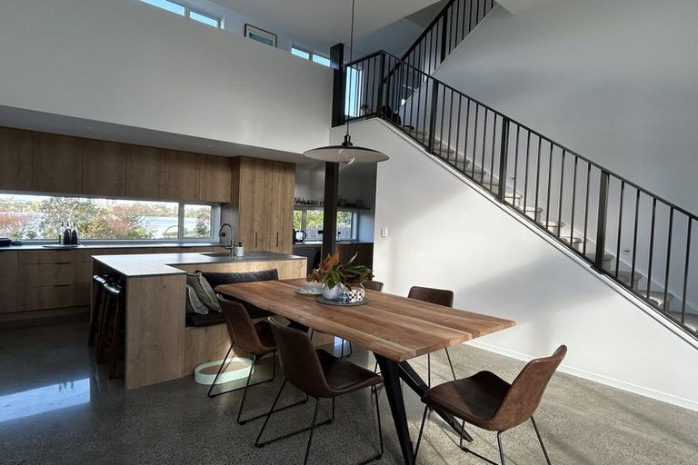 Photo of property in 18 Macbeth Court, Milford, Auckland, 0620