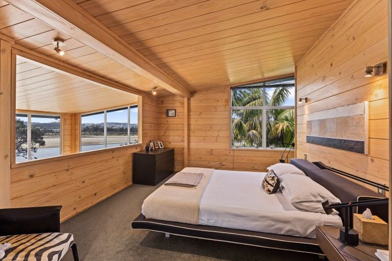 Photo of property in 42 Pohutukawa Avenue, Red Beach, 0932