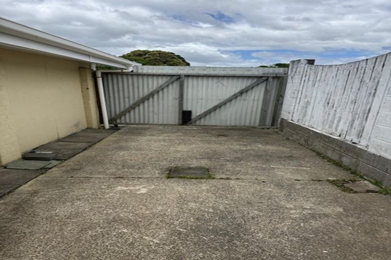 Photo of property in 2/14 Ballater Place, Highland Park, Auckland, 2010