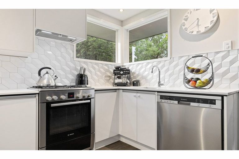 Photo of property in 2/5 Esher Place, Saint Martins, Christchurch, 8022