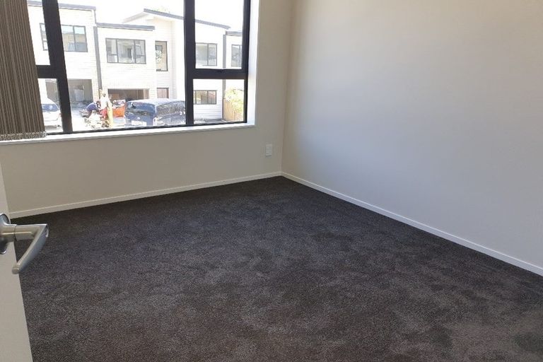 Photo of property in 21 Millcroft Lane, Ranui, Auckland, 0612