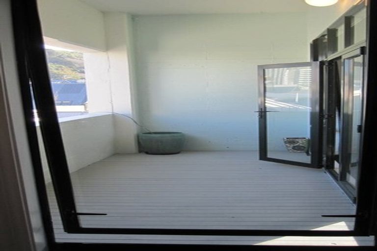 Photo of property in Endeavour Apartments, 13/125u Thorndon Quay, Pipitea, Wellington, 6011
