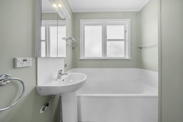 Photo of property in 10 Greenview Way, Miramar, Wellington, 6022