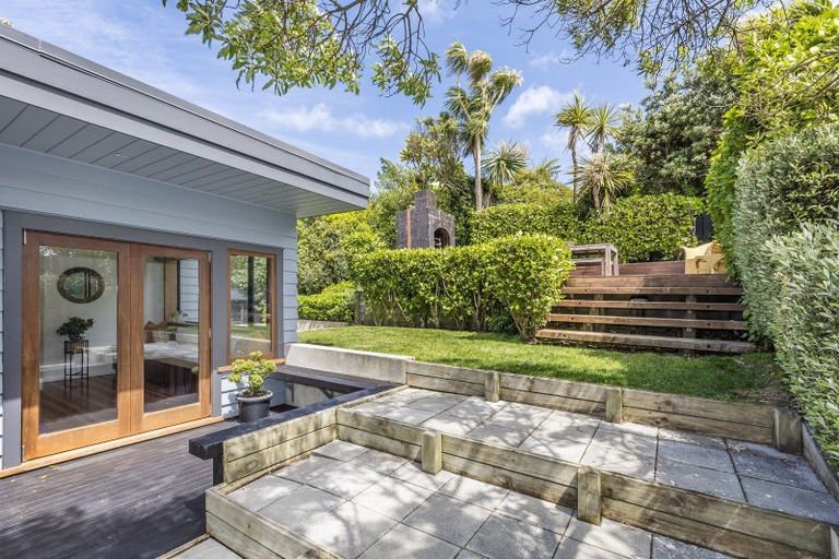 Photo of property in 22 Tai Paku Paku Road, Karaka Bays, Wellington, 6022