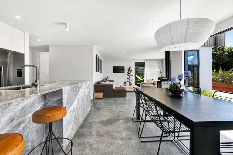 Photo of property in 5b Strandon Place, Strandon, New Plymouth, 4312