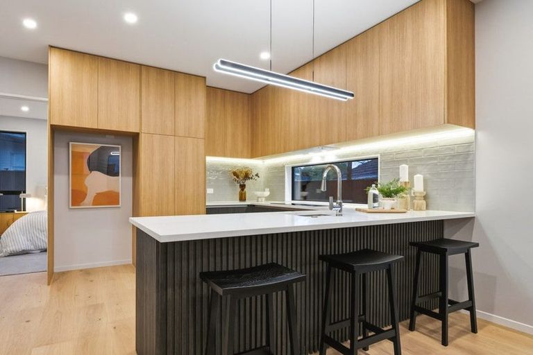 Photo of property in 8c Catalina Crescent, Forrest Hill, Auckland, 0620