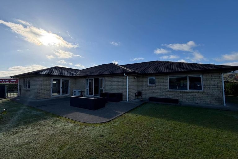 Photo of property in 40 Sunstone Crescent, Brown Owl, Upper Hutt, 5018