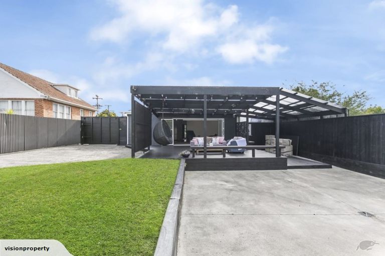 Photo of property in 142 Titirangi Road, New Lynn, Auckland, 0600