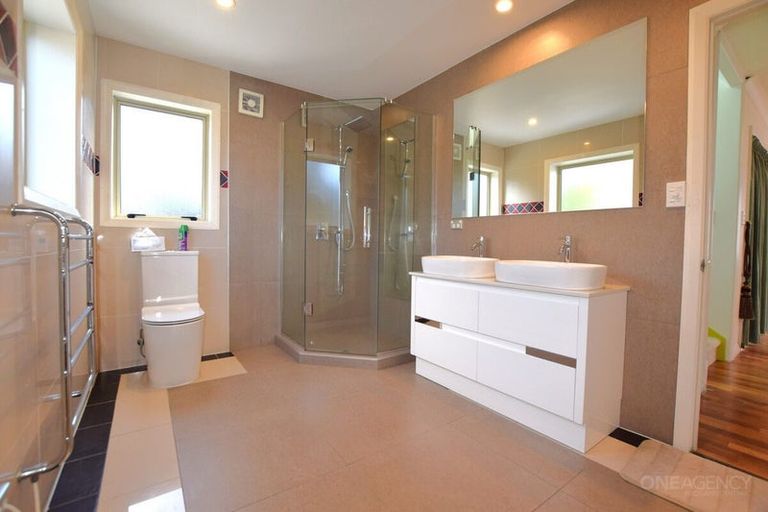 Photo of property in 14 Provence Esplanade, Te Atatu Peninsula, Auckland, 0610