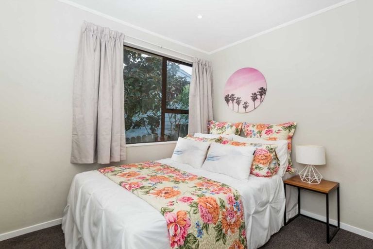 Photo of property in 12 Halloran Place, Massey, Auckland, 0614