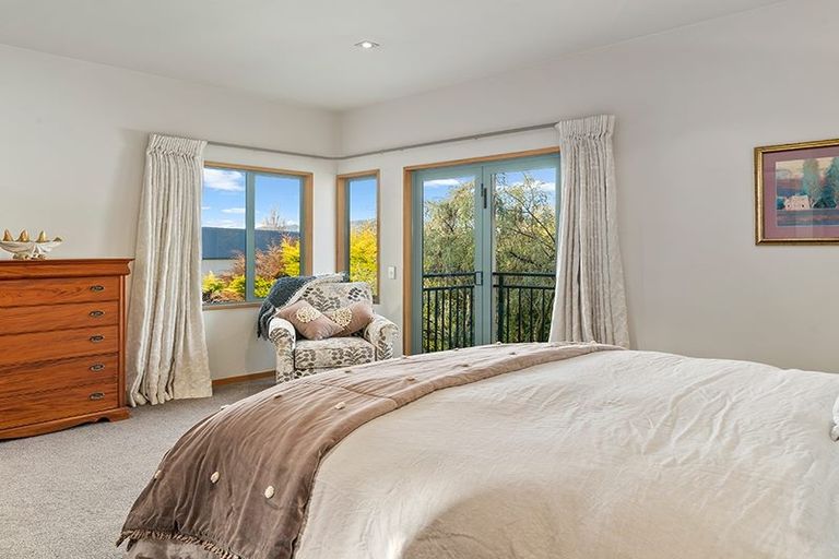 Photo of property in 15 Morrows Mead, Wanaka, 9305