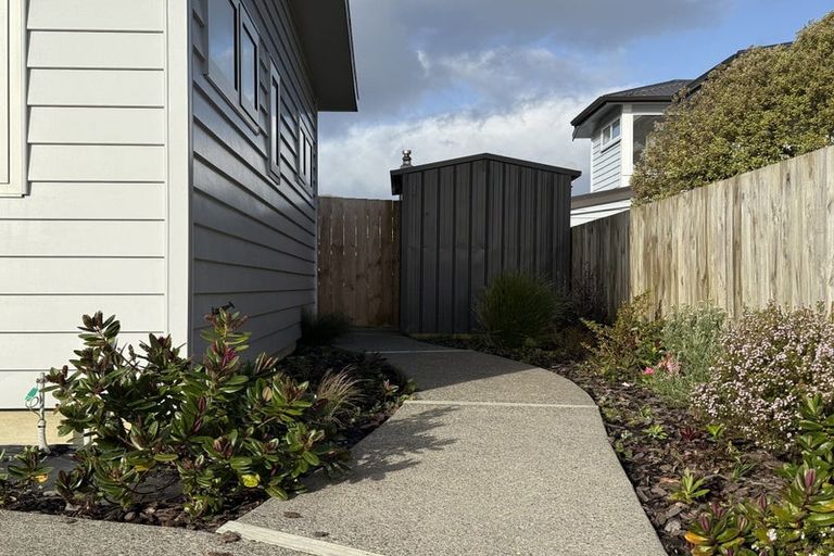 Photo of property in 12a Warrington Grove, Newlands, Wellington, 6037