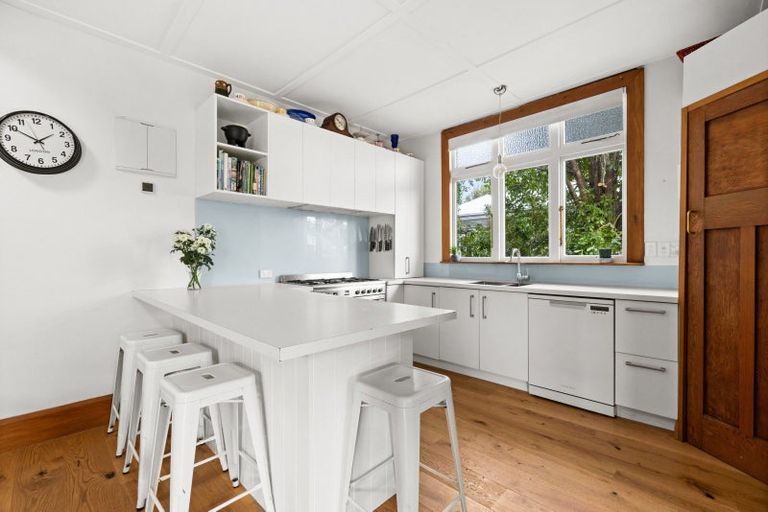 Photo of property in 34 Bowling Road, Greenmeadows, Napier, 4112